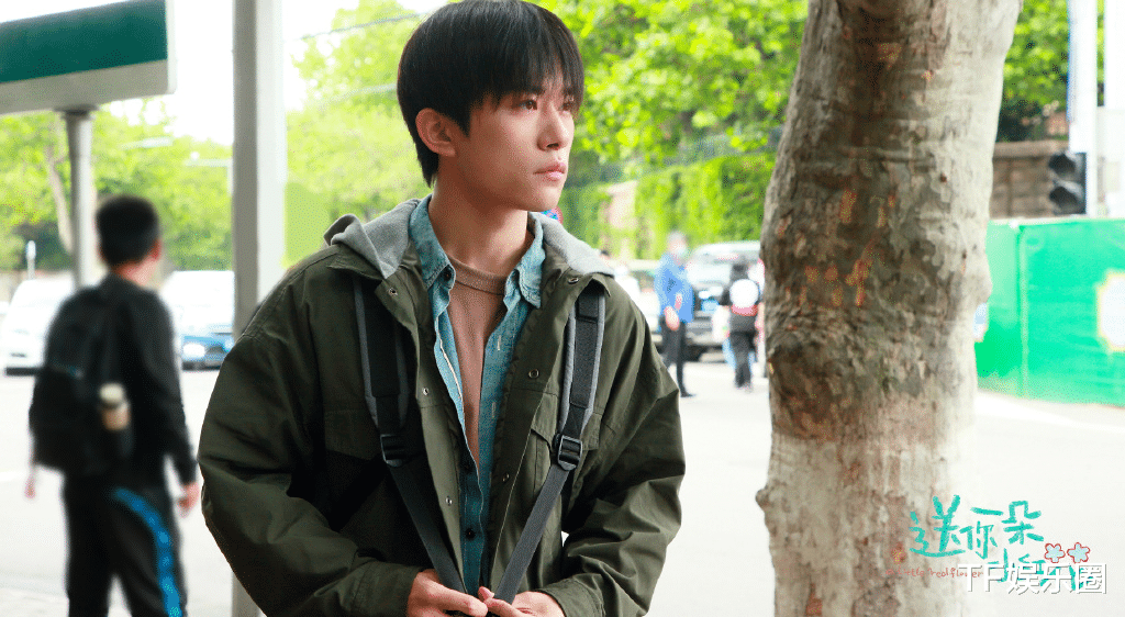张杰|易烊千玺与张杰边走边聊，身后胖虎身材抢镜，暗示千玺拍戏有多辛苦