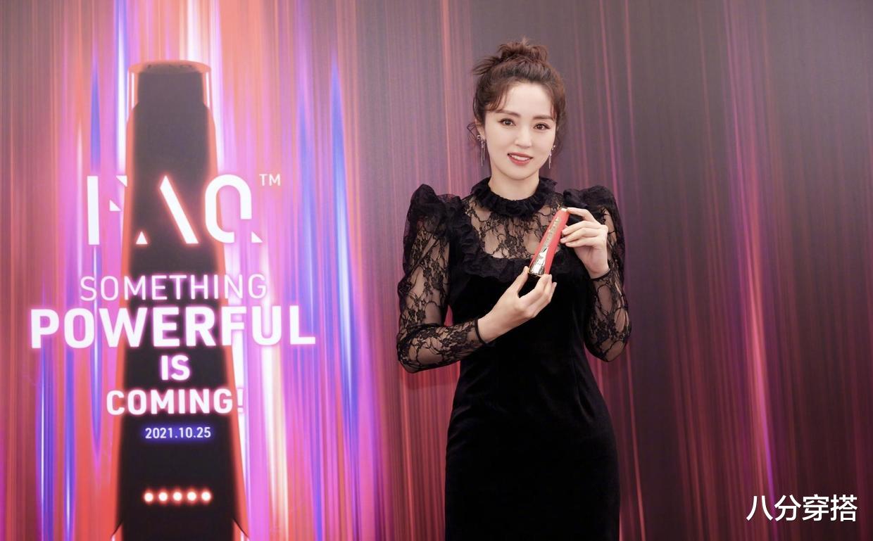 八分穿搭 董璇穿黑色修身连衣裙,蕾丝与丝绒交叠优雅精致,盘发造型更高贵