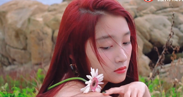 关晓彤|关晓彤：假期吃吃喝喝，到青岛走了一天的路连丝袜都被“蹭破了”