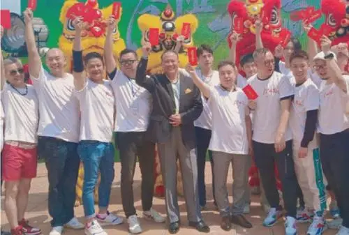 张天爱|63岁万梓良再收徒，拿钱打徒弟头惹争议，影坛能否再出一个林家栋