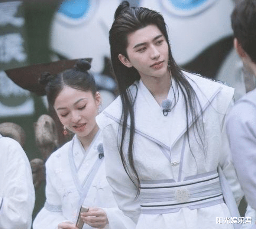 奔跑吧兄弟|《奔跑吧》全员古装，五位女嘉宾太养眼，我却被唯一的男嘉宾惊艳