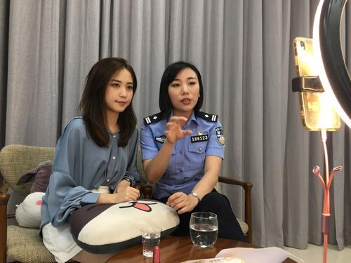 小姐姐|“最美警花”走红，嘲笑自己是胖女孩，网友：该胖的地方都胖了