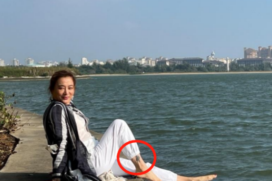 谭咏麟|58岁李玲玉海边光脚拍照！素颜皮肤白净光滑，脚腕一个纹身太抢镜