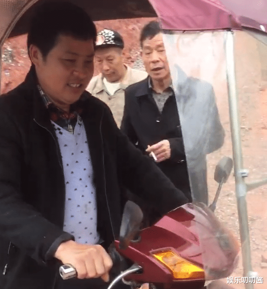 |曝牛爱芳亲爸被扒,274个视频从未露面,网友:之前剧本写死了