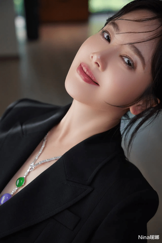 Nina昵娜|左小青久违露面放大招！扎龙须辫戴名贵珠宝超阔气，真空上阵罕见秀性感