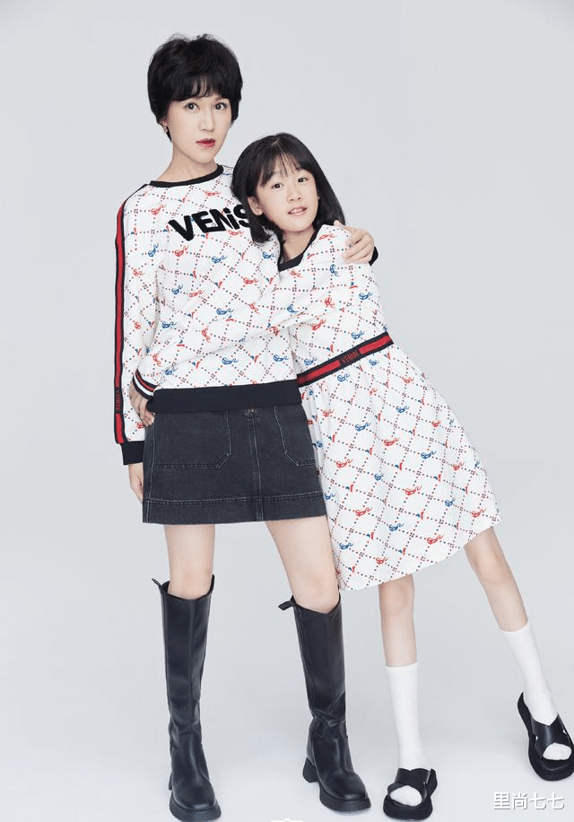 贝儿|陆毅一家四口亮相，贝儿瘦太狠腿像竹竿，紧身打底穿成宽松运动裤