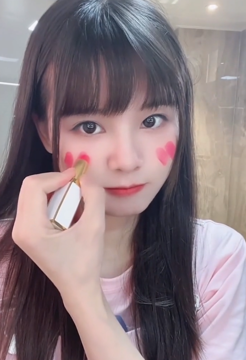  火线妹50万债务穿黑丝袜，这小粗腿被频繁吐槽，煤气罐有点可爱