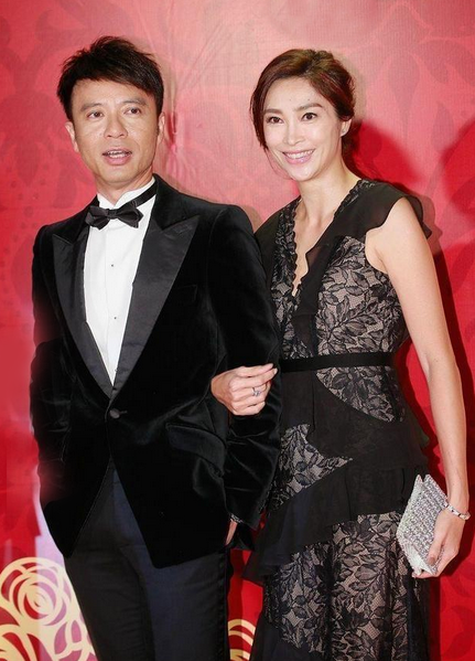 潮流新风|李克勤47岁妻子太气质，穿蕾丝裙高挑又窈窕，超模身材真“招摇”