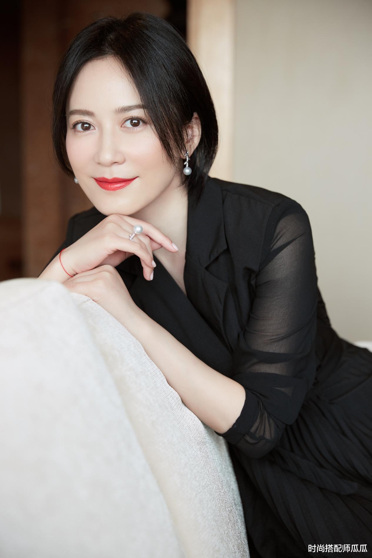 时尚搭配师瓜瓜|?岁月不败美人，50岁俞飞鸿穿薄纱开叉裙拍大片，气质冷艳又高级