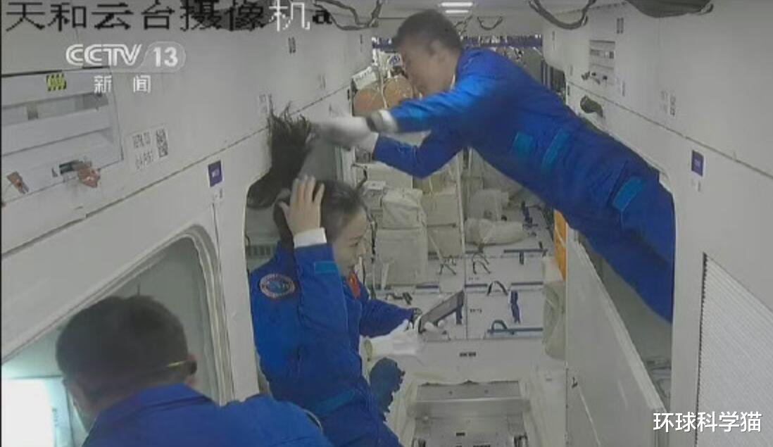 空间站 中国空间站无重力环境下，王亚平的辫子为什么总是向上竖着？