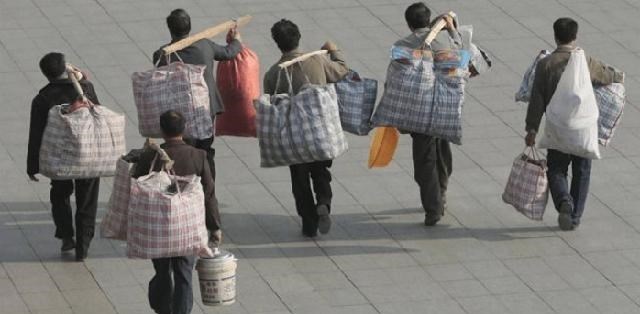 胡小小乖|邻里纠纷导致母亲被打，施暴者还摆宴庆祝，儿子连夜回家将其灭门