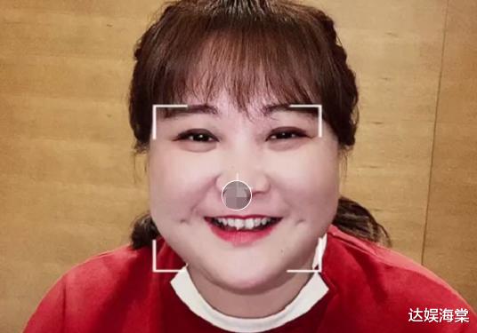 贾玲|贾玲提前兑现承诺，用美颜实现瘦身，看清效果：颜值不输张小斐！