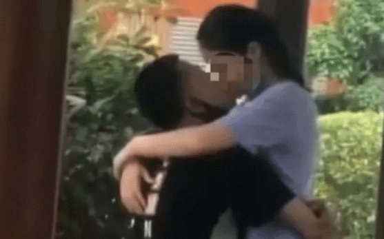 三十秒社汇 广西一对年轻情侣，在公园做“不雅动作”？家长带着孩子匆忙离开