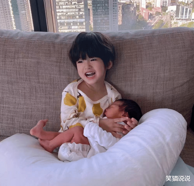 麦迪娜·买买提|麦迪娜晒儿女合照,女儿鼻梁高挺,丹尼尔怀抱妹妹好有爱!