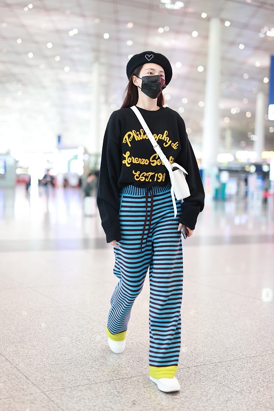 红珊瑚me|沈梦辰衣品真不错，红色长上衣配黑白条纹半身裙，时髦又有格调