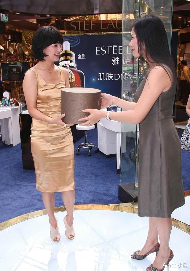 裙装 罗海琼真没老板娘的气场，穿金色缎面裙也很清纯，短发看着挺可爱