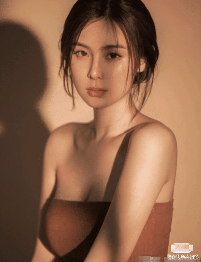 杨紫|汪小菲新欢曝光！25岁的她拥有超狂水蛇腰，被誉为翻版朱茵！