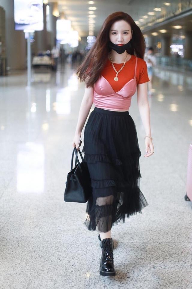 潮帮先生|张萌挺会赶潮流,走机场玩“内衣外穿”博眼球,老板娘真是洋气人