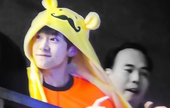 赵丽颖|易烊千玺素颜下车，为躲避粉丝藏在车门后面，画风可爱秒变13岁