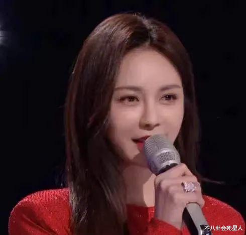 跨年晚会|跨年晚会的尴尬场面，沈梦辰想抱何炅被忽视，陈伟霆唱歌直发抖