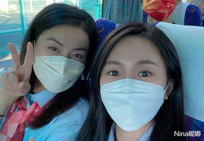 Nina昵娜|东京最美裁判团不白叫！郭晶晶穿衬衫打领带自拍婚戒抢镜，同框不输师妹