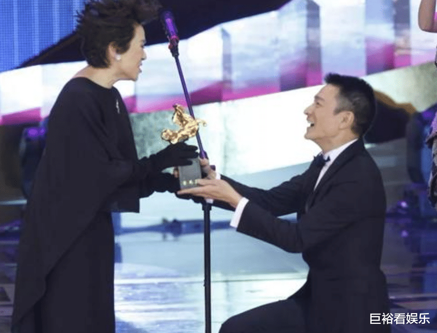 明星|“曾经当众下跪”的4位明星，前2位跪出了修养，后2位却让人愤怒