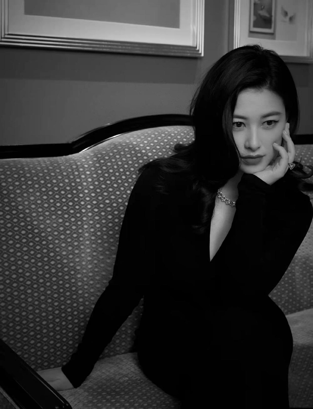 洗面奶|名媛朱珠身材比产前还性感！穿深v裙出席活动成焦点，女人味爆棚