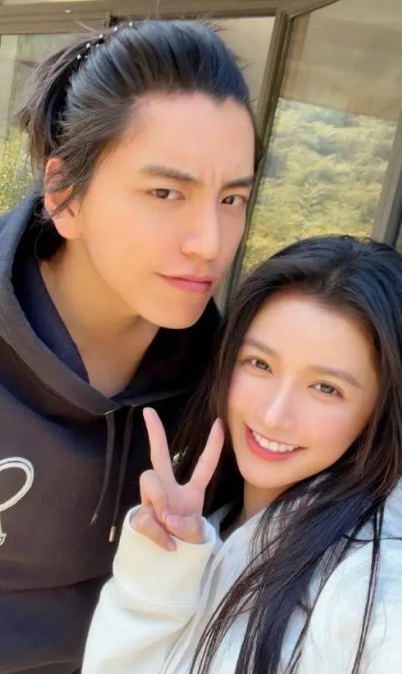 郑秀晶|蔡卓宜坐王大陆大腿接吻好甜蜜：他俩有多甜，我就有多心疼陈越