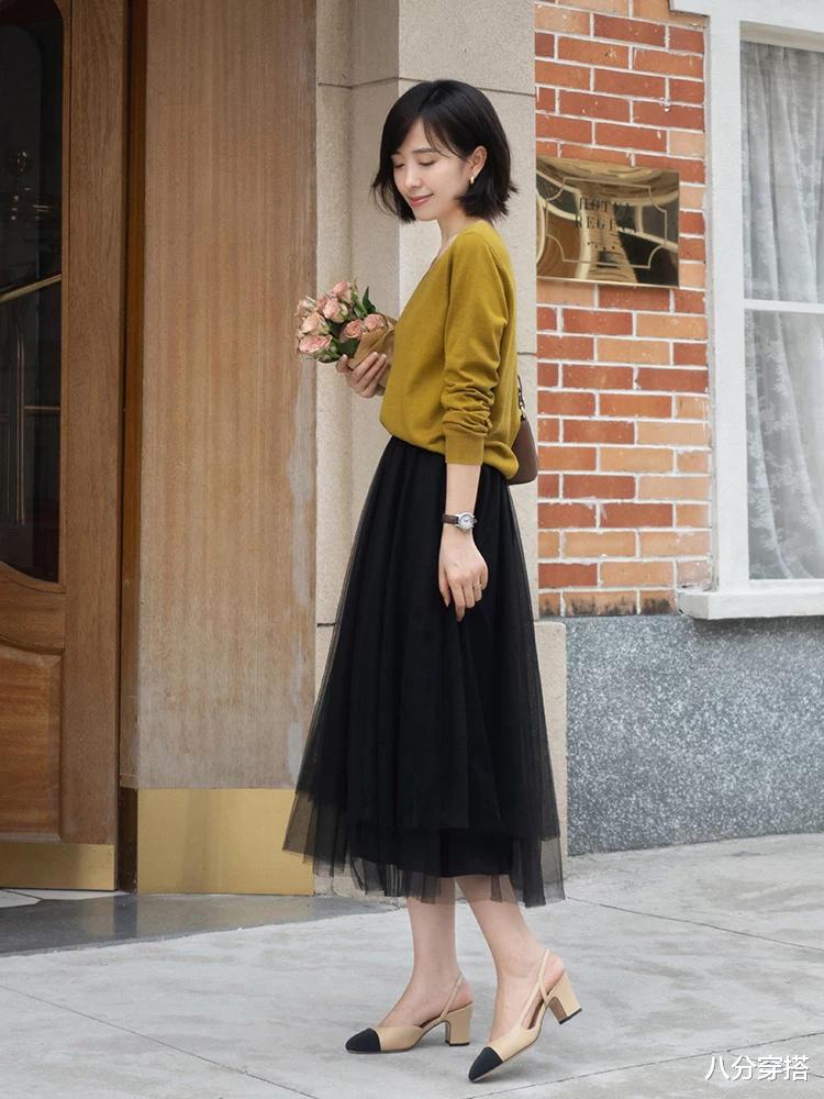 八分穿搭 想要穿出女人味？试试“毛衣+半身裙”吧，比你想象中更时尚温柔