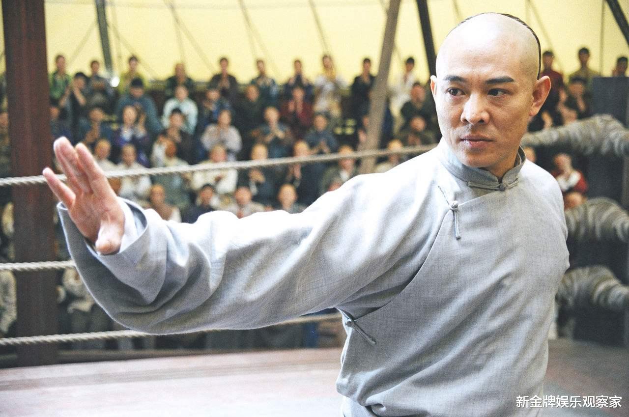 李连杰|李连杰现身山洞祈福，57岁却老态毕现，和同岁的甄子丹像两代人