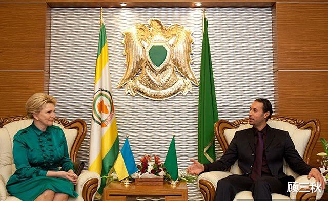 穆塔|卡扎菲五子穆塔西姆临死前，边喝水边抽烟，表情淡定地与叛军对话