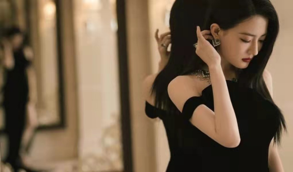 徐璐|徐璐身材再次出圈，细腰大长腿，时尚又不失性感