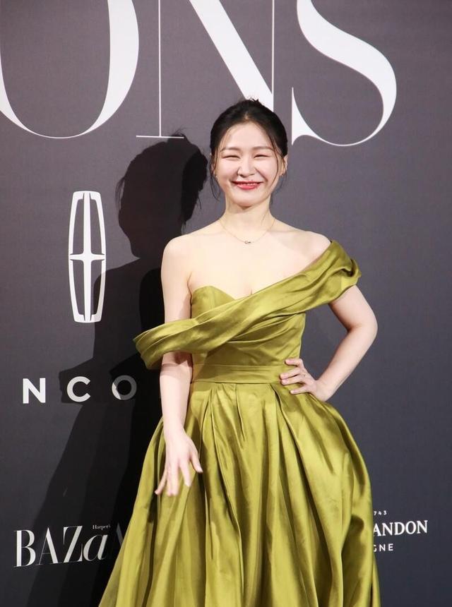 懒美人时尚|金靖穿高开叉抹胸礼服,有颜有肉性感迷人,身材饱满吸睛