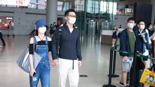 懒美人时尚|赌王女儿何超莲不愧是个时髦精,穿吊带牛仔裤牵手窦骁,太般配了