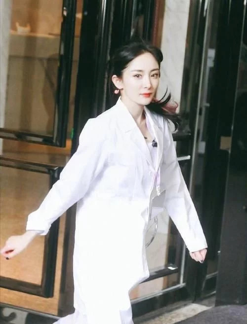 杨幂|杨幂不愧是女神,高马尾挑染发型吗,不仅时尚还减龄