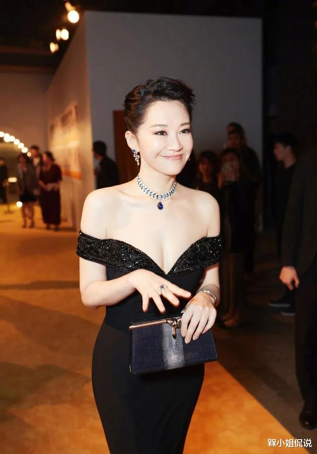 槑小姐侃说|52岁许晴不甘老去,穿一字肩礼服高调秀身材,领口太低真担心走光