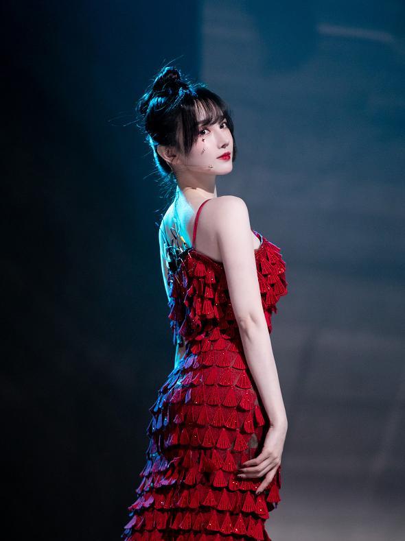 陈小纭|陈小纭为秀身材，上衣用几片“树叶”遮挡，真怕一阵风吹来全散了