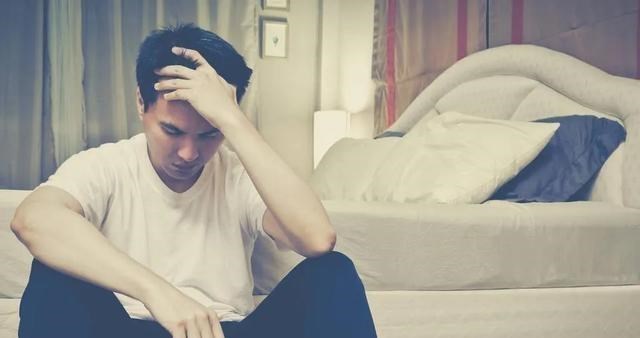 老婆把上司带回家亲热,把4岁的儿子拴在桌子底下,还肆意侮辱他!
