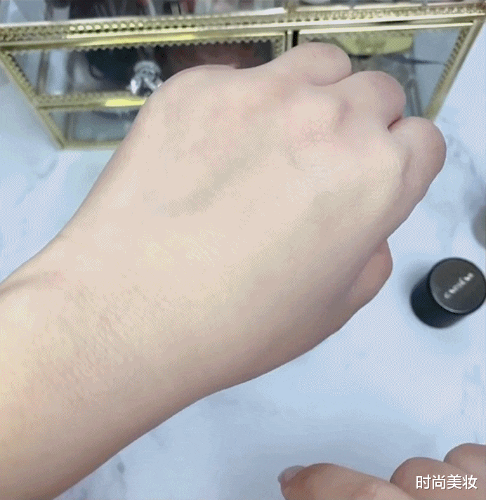 大虾|50岁王菲真老了，浓妆下皮肤松弛难掩老态，尴尬感“溢出屏幕”