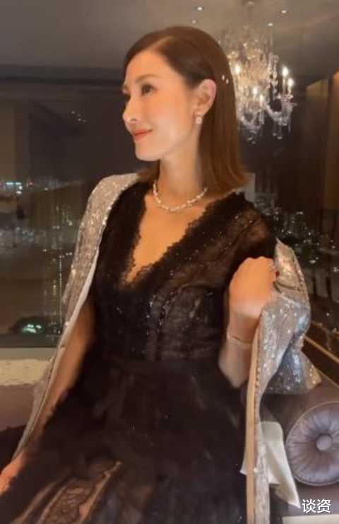 李嘉欣|51岁李嘉欣晒美照，穿蕾丝裙大秀香肩锁骨，俏皮可爱似少女