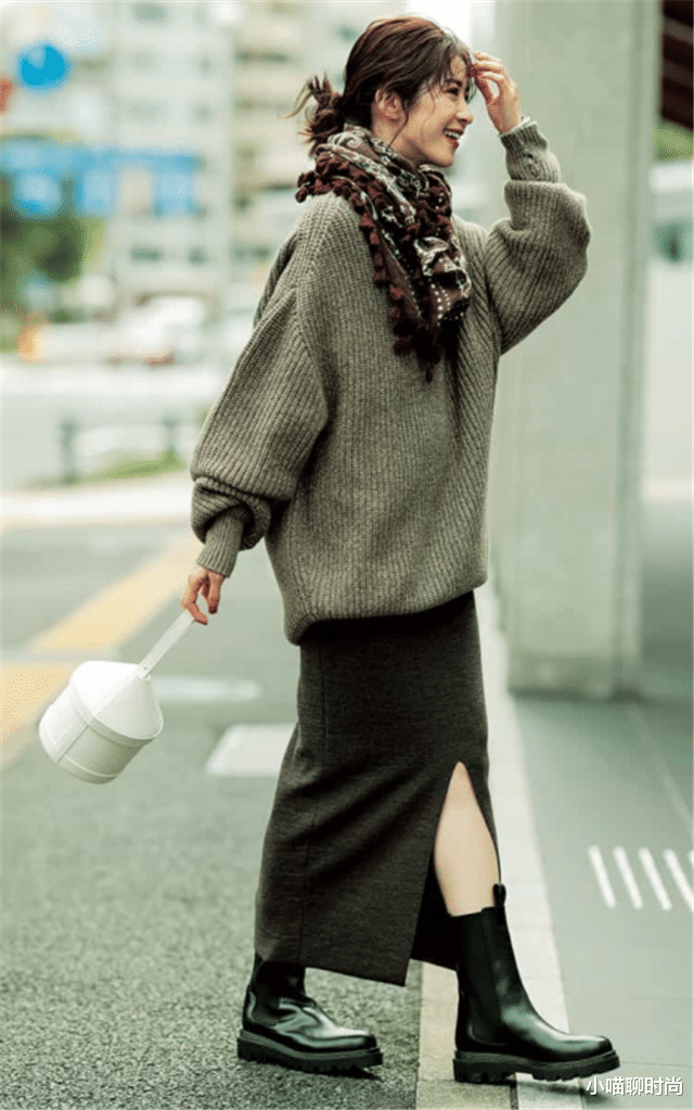 小喵聊时尚|秋天又火了一种裙子叫“呢子裙”，时髦显瘦又气质，配衬衫就很美