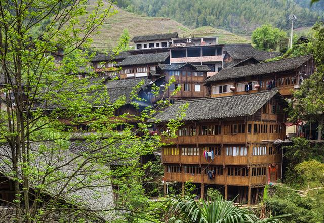 苗族|贵州守陵人:月薪300元,每晚与567具棺材同眠,爱和棺材们聊天