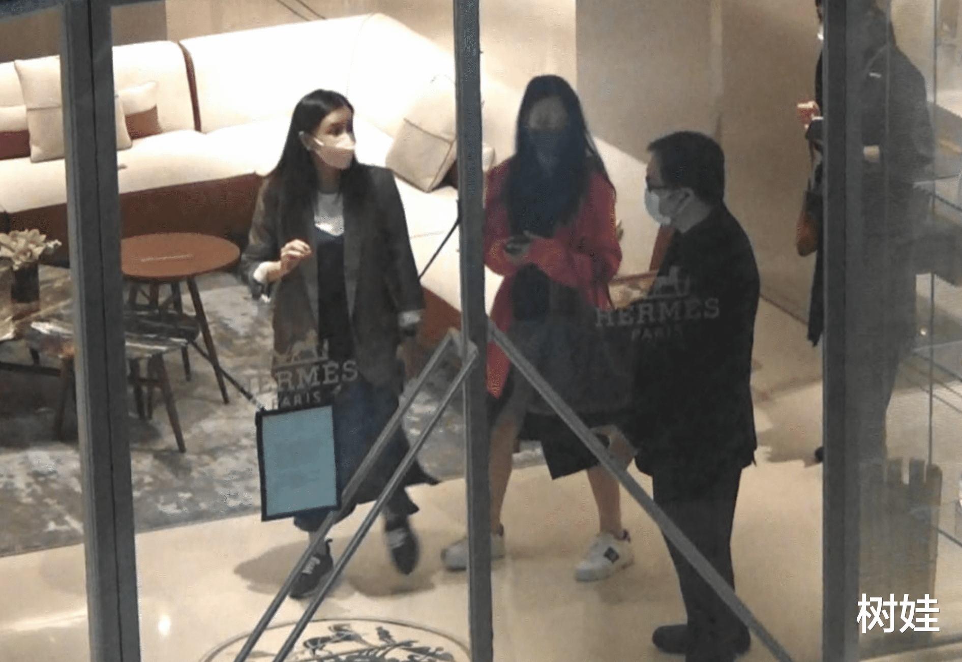 吴婉芳|吴婉芳与儿媳逛街买灯饰，婆媳俩有商有量关系好，同住八层楼豪宅