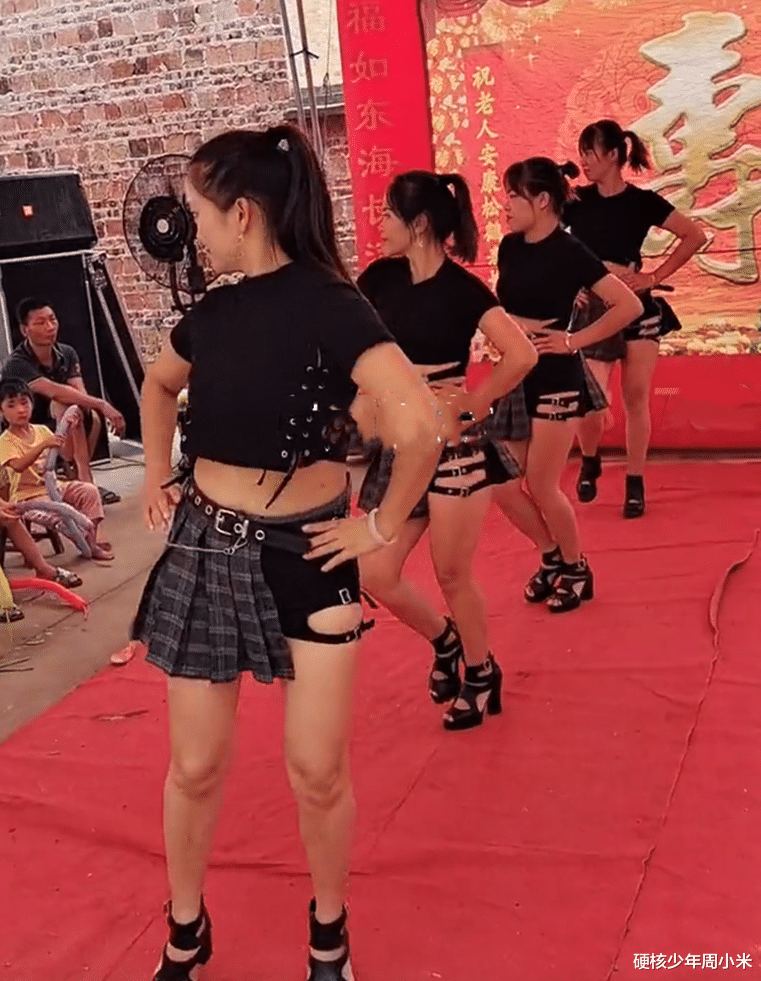 头一回见!广西桂林一寿宴现场,主人家请年轻女孩跳舞助兴