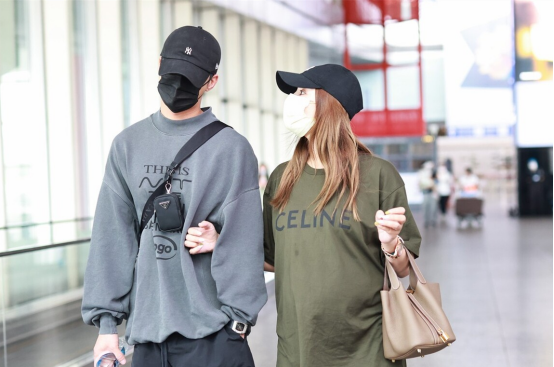 BiuFashion|麦迪娜二胎孕肚明显，腿却还挺纤细，穿搭随性手腕姜潮很是恩爱