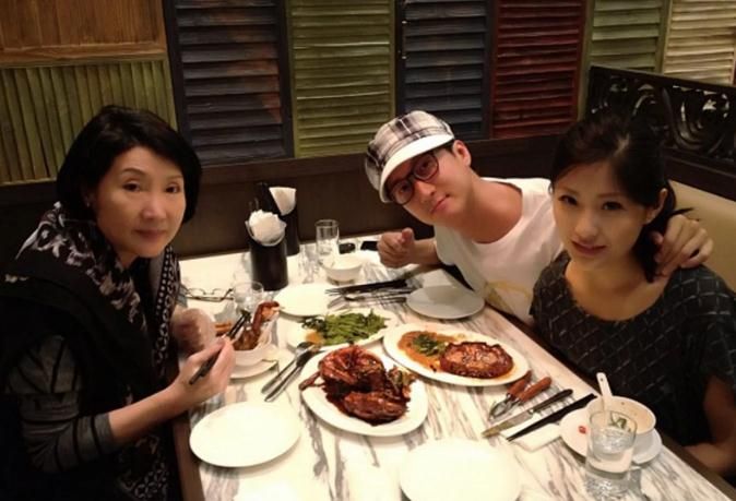 洪天明|洪天明晒全家福旧照 曝光洪天宝韩裔原配盛世美颜