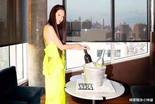 萧亚轩|72岁富婆皮肤干瘪，但上半身肉肉明显！难怪有这些30岁左右的男友