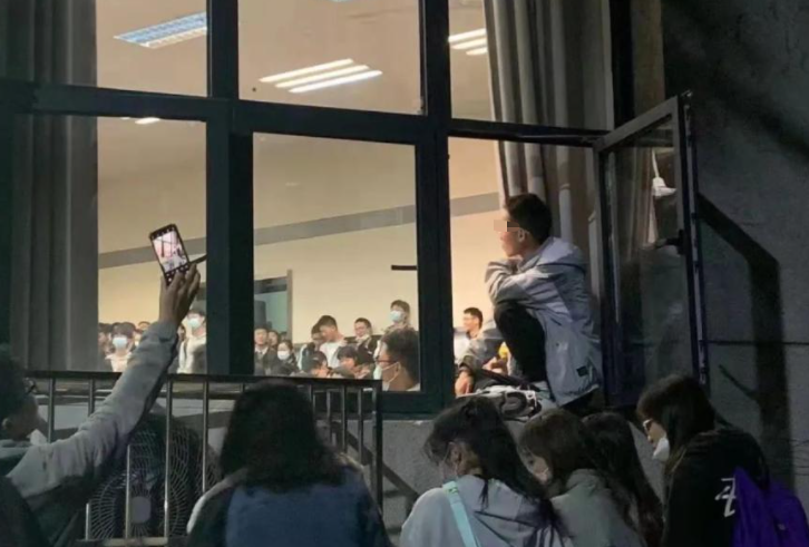 糖果的妈妈|武大“恋爱课”爆满,家长没教的能在这里学到,学生:别和我抢!