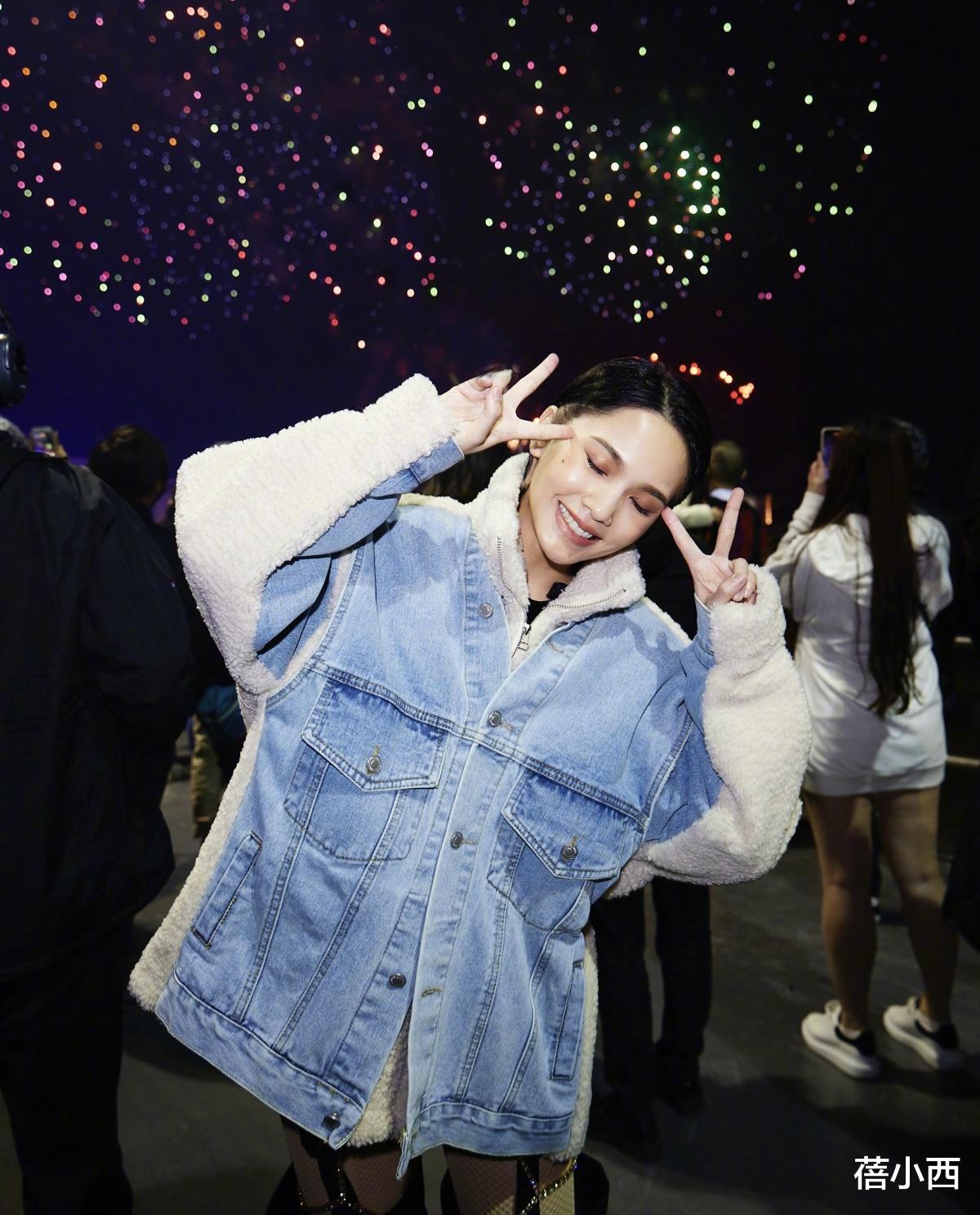 杨丞琳|杨丞琳终于换风格了,穿碎花连衣裙胸前“开条缝”,真不怕走光