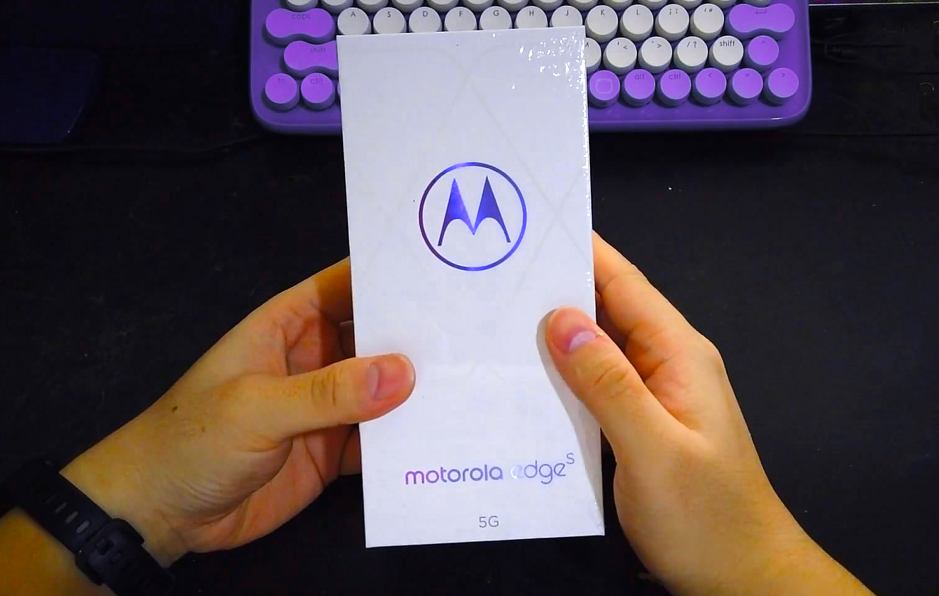 似曾相识|似曾相识的价格和颜值，体验这款国产洋品牌手机，塑料后壳很高级